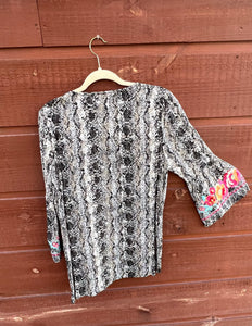 TOP - 3/4 BELL SLEEVE GRAY SNAKE COMBO WITH EMBROIDERY