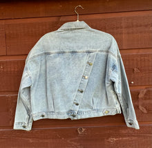 Load image into Gallery viewer, Jacket Cropped Denim with buttons in back